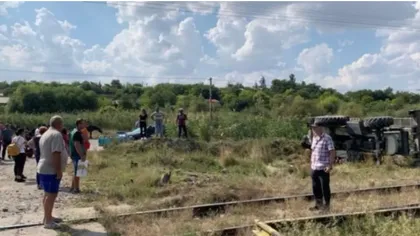 Accident de coșmar pe calea ferată Galați-Bârlad. Trenul a lovit din plin un excavator, șoferul a murit