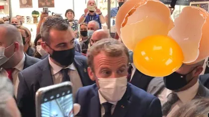 Momentul în care Emmanuel Macron este atacat cu un ou de către un protestatar.