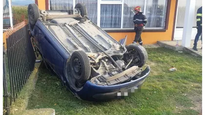 Accident grav în Neamţ. O şoferiţă s-a răsturnat cu maşina în curtea unei case