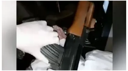 Bărbaţi anchetaţi după ce s-au filmat în timp ce se jucau cu armele într-o maşină. Imaginile au fost transmise Live pe Facebook