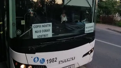 Gest extrem al unui șofer de autobuz din Iași. A lipit mesaje antivaccinare pe mașina de transport public: Nu sunt cobaii voștri!