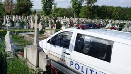 Incident bizar în Suceava. Un bătrân a murit chiar pe mormântul soției sale. A vrut să îi fie alături chiar și în ultima clipă