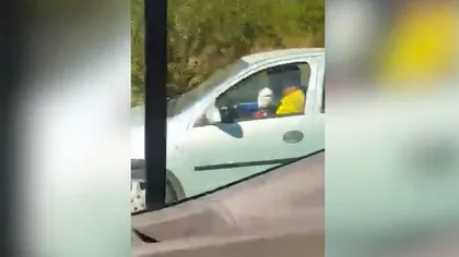 Imagini incredibile! Copil de grădiniță lăsat să conducă o mașină. 