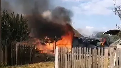 Scene dramatice în Buzău. Două fetițe au incendiat două case. Familii fără adăpost în prag de iarnă