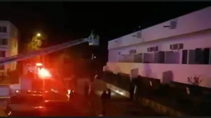 Incendiu puternic la un hotel din Eforie Sud. 16 persoane, dintre care cinci copii, coborâte de pe acoperişul clădirii VIDEO