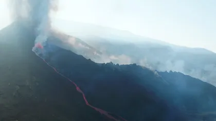 Vulcanul din La Palma a început să expulzeze din nou lavă şi fum. Locuitorii au primit ordin de izolare