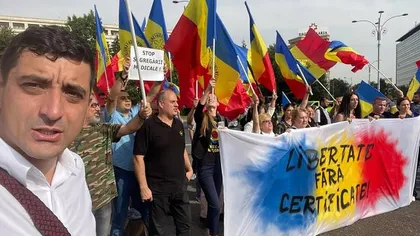 Protest la Guvern, vineri seară. Românii au ieșit în stradă să își strige nemulțumirea din cauza certificatului verde, care a fost aprobat de Guvern