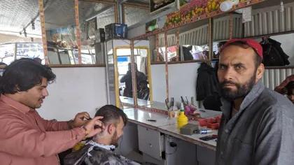 Restricţii tot mai multe în Afganistan! Talibanii le-au interzis bărbierilor să mai radă şi să fasoneze bărbile clienţilor
