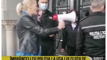 Scandal la ușa lui Clotilde Armand. Protestatarii i-au adus primarului colivă VIDEO