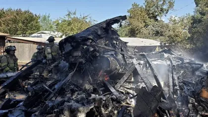 Un avion militar s-a prăbuşit într-o zonă rezidenţială, în Texas. Trei case au fost avariate