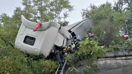 Accident grav în Orşova. Şofer de TIR blocat în cabina distrusă şi agăţată de liniile de înaltă tensiune