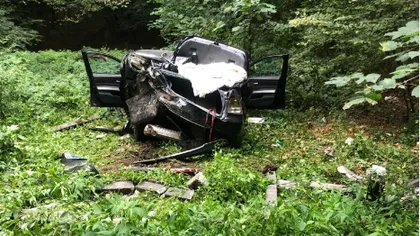 Accident spectaculos în Vâlcea, provocat de un adolescent de 16 ani. Tânărul a căzut cu maşina de la 20 de metri, de pe un pod