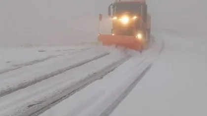 Iarna bate la ușă. Zăpadă de peste zece centimetri în România. Autoritățile intervin de urgență cu utilaje de deszăpezire!