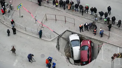 Imagini apocaliptice pe o stradă din Rusia. Două mașini au fost înghițite de un crater cu apă fierbinte în mijlocul carosabilului VIDEO