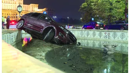 Accident spectaculos în Capitală. Un şofer plonjat cu maşina într-o fântână arteziană