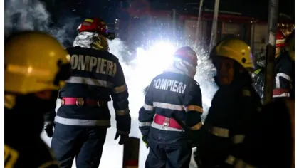 Incendiu de proporţii într-un bloc din Dâmboviţa. Locatarii au fost evacuaţi de urgenţă