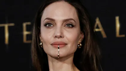 FOTO! Angelina Jolie, apariţie uluitoare cu un accesoriu şocant în gură! Cât costă şi cum se foloseşte 
