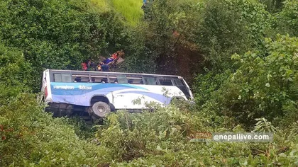 Tragedie rutieră în Nepal. Un autobuz a căzut în prăpastie, sunt cel puţin 32 de morţi