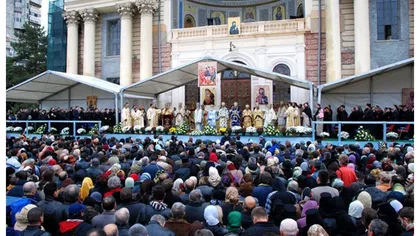 Sfânta Parascheva 2021. Mii de credincioşi se roagă la racla Cuvioasei şi apoi se îmbulzesc la sarmale VIDEO