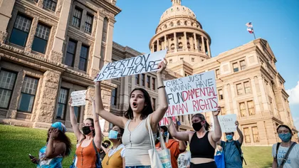 Legea care interzice avorturile în Texas, blocată temporar de un judecător. 