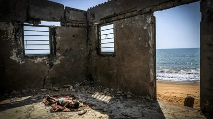Un copil doarme într-o casă prăbușită pe o plajă din Africa. Povestea din spatele imaginii care a impresionat o lume întreagă
