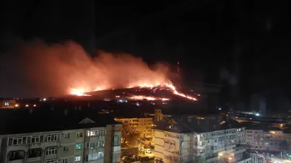 Incendiul puternic din Piatra Neamţ a fost stins. A ars vegetația uscată de pe Pietricica