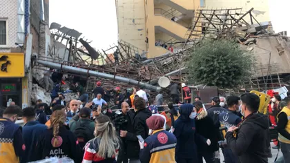 Momentul teribil în care o clădire cu două etaje s-a prăbuşit marţi seara, în Turcia. Zeci de persoane prinse sub dărâmături VIDEO