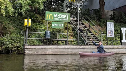 Cu barca la McDonald's. Idee nebunească, McBoat, singurul fast-food din lume unde eşti servit pe apă VIDEO