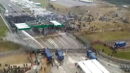 Scene incredibile! Polonezii folosesc tunurile cu apă după ce migranții au luat cu asalt punctul de frontieră Kuźnica FOTO şi VIDEO