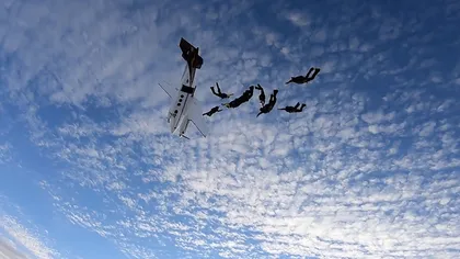 Clipe terifiante, la 5.000 de metri înălţime. Un grup de paraşutişti a sărit din avion chiar în mometul în care aeronava era scăpată de sub control VIDEO