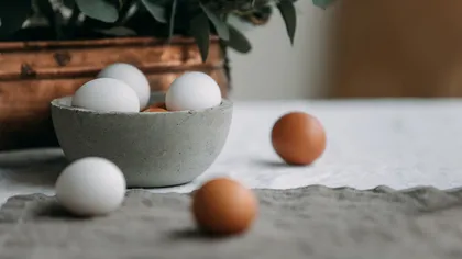 Cum să ţii ouăle în frigider ca să nu-şi piardă proprietăţile: cu vârful în sus sau în jos?
