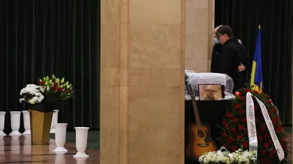 Fiul lui Victor Socaciu, îngenunchiat de durere la mormântul tatălui. Ce a adus Victoraș la sicriul artistului - FOTO
