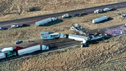 Accident în lanţ pe o autostradă din SUA. Două vehicule de mare tonaj au luat foc
