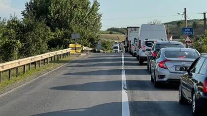 Locuitorii din mai multe localităţi de pe DN1 au sărbătorit cu şampanie şi au pupat asfaltul de bucurie că au scăpat de aglomeraţie după deschiderea traficului pe autostrada A10, între Alba Iulia şi Aiud