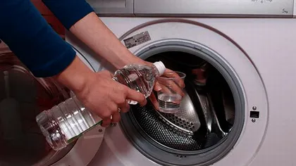 Trucul genial care îţi face rufele pufoase şi alungă mirosul neplăcut din maşina de spălat