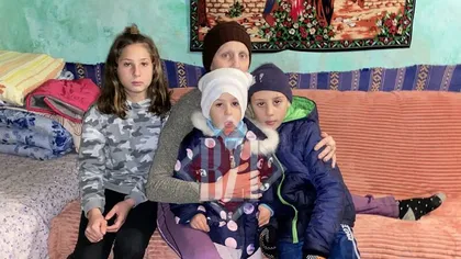 Povestea cutremurătoare a unei familii din Iaşi. La 12 ani, Iuliana are grijă de frați și de mama imobilizată la pat, cu cancer în fază terminală