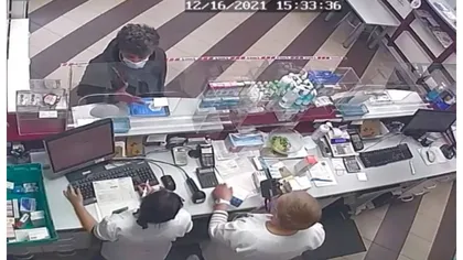 Femeie căutată de poliţişti, după ce a plecat din farmacie cu borseta plină cu bani uitată de un bărbat