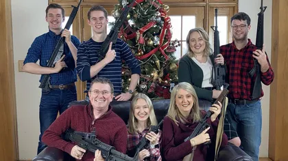 Fotografie de Crăciun scandaloasă! Un politician american s-a pozat împreună cu familia, în fața bradului, cu arme de foc în mâini