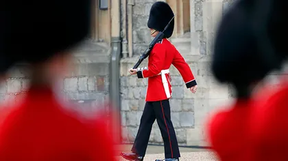 Garda Regală a Elisabetei a II-a a călcat în picioare un copil, la Londra. Clipul care a înfuriat milioane de oameni VIDEO