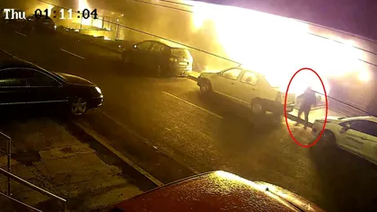 Noi imagini de coşmar după incendiul blocului din Constanţa. Un bărbat a ieşit din flăcări VIDEO