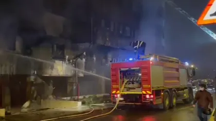 Incendiu devastator la un bloc din Constanţa. 250 de oameni, evacuaţi cu autoscările. Printre victime sunt şi copii VIDEO