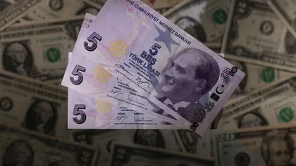 Turcia se adânceşte în criză, prăbuşirea lirei pare că nu poate fi stopată. Înlocuirea ministrului de Finanţe a înrăutăţit lucrurile