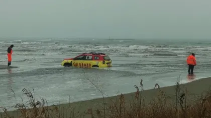 O maşină a Salvamarilor, împotmolită în mare. Imaginile de pe plaja din Mamaia au fost făcute publice