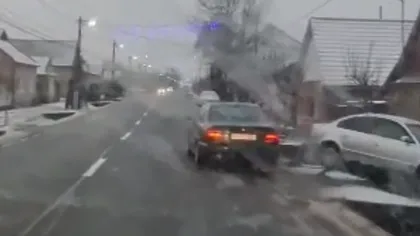Şoferiţă băută, cursă haotică în Bihor. A intrat pe contrasens şi a lovit o maşină parcată VIDEO