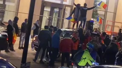 Ziua Naţională, sărbătorită pe manele la Londra. Românii au ocupat o stradă întreagă şi au dansat pe maşini VIDEO