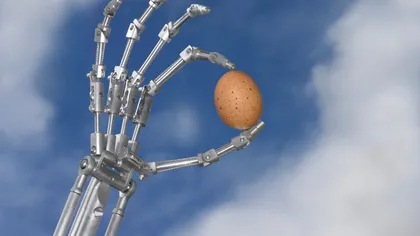 Oamenii de știință au creat prima mâna robotică din lume care imită la aproape perfect mișcările unui membru uman