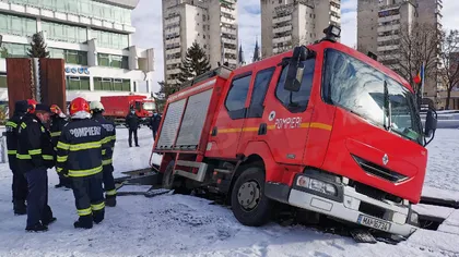 Un microbuz MAI şi o autospecială de pompieri au căzut într-o fântănă arteziană GALERIE FOTO