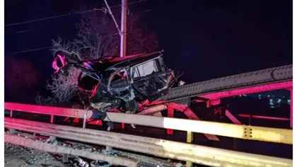 Maşină lovită de tren după un accident rutier. Incident grav în Bacău