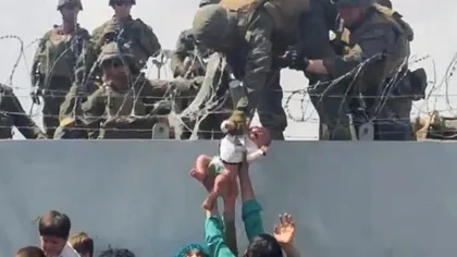 Ce s-a întâmplat cu copilul afgan aruncat soldaţilor americani peste sârma ghimpată. Moment emoţionant, după cinci luni