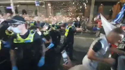 Haos la Melbourne, după zvonul că Novak Djokovic a fost arestat. Poliţia a folosit spray-uri cu piper împotriva susţinătorilor sârbului, care s-au adunat să protesteze VIDEO